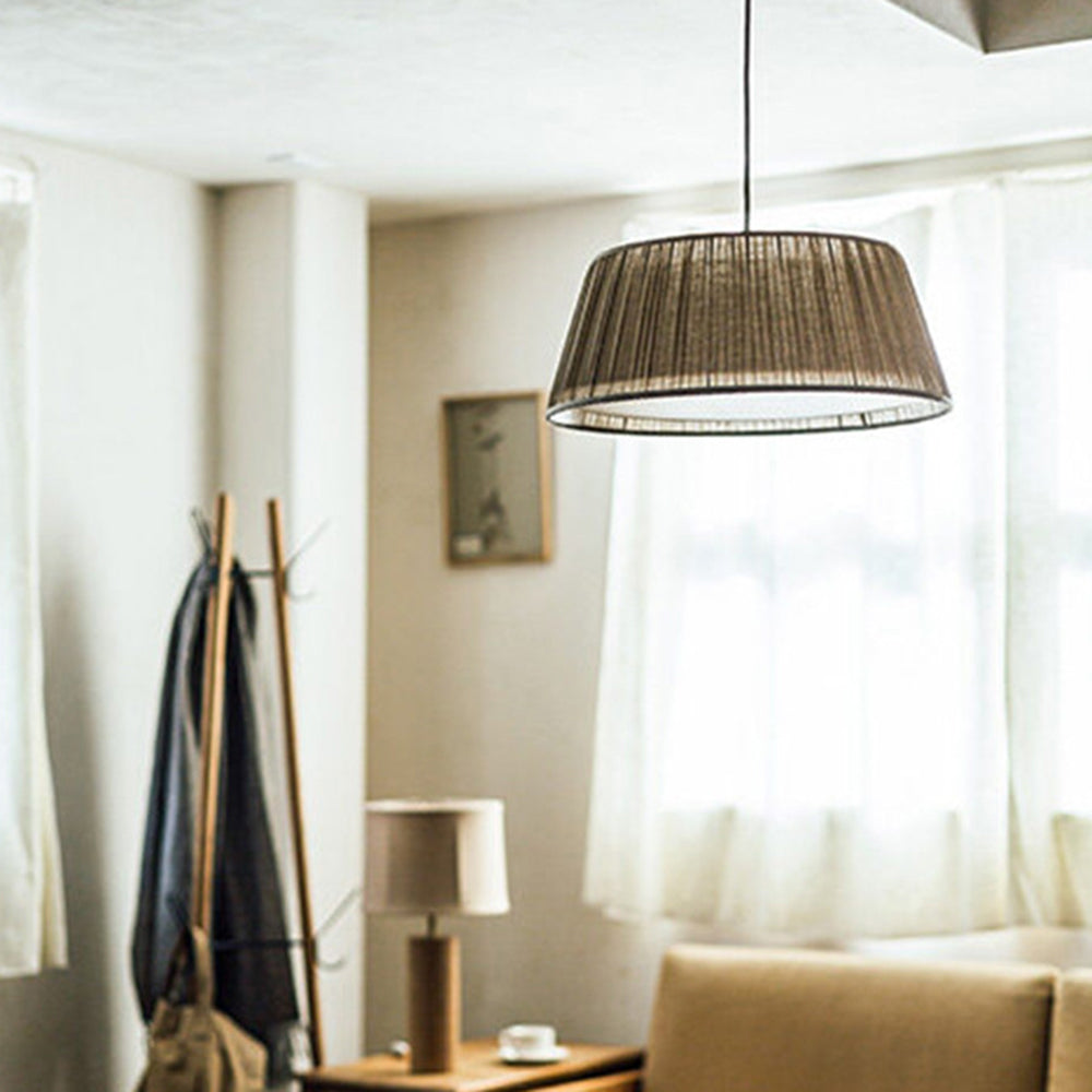 Ritta veckad pendellampa i wabi-sabi-stil, metall/tyg, vardagsrum