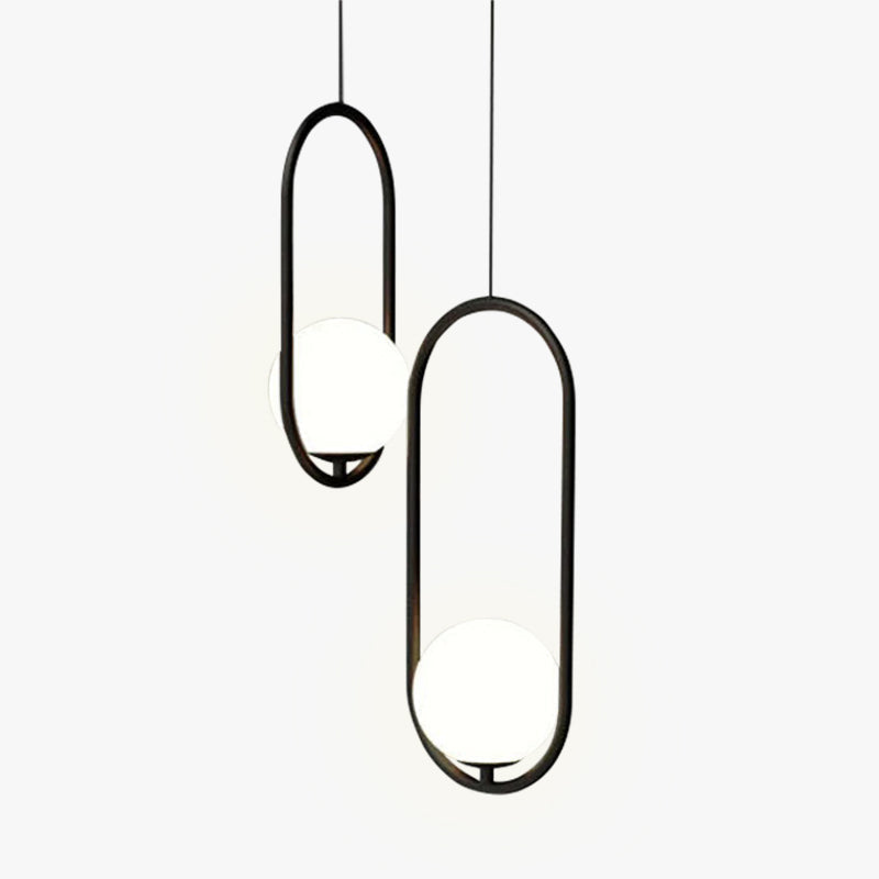 Valentina minimalistisk oval pendellampe med gylden og sort ramme og kugleformet skærm