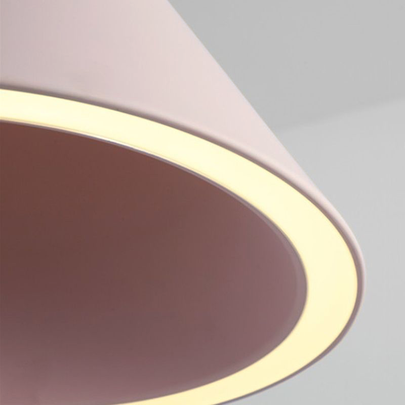 Candeeiro suspenso LED Aria, colorido e em forma de funil
