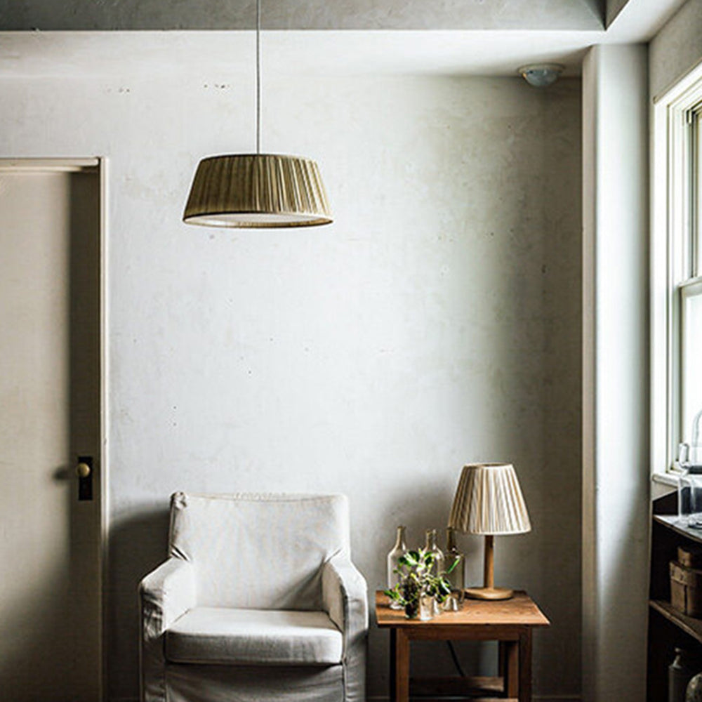 Ritta veckad pendellampa i wabi-sabi-stil, metall/tyg, vardagsrum
