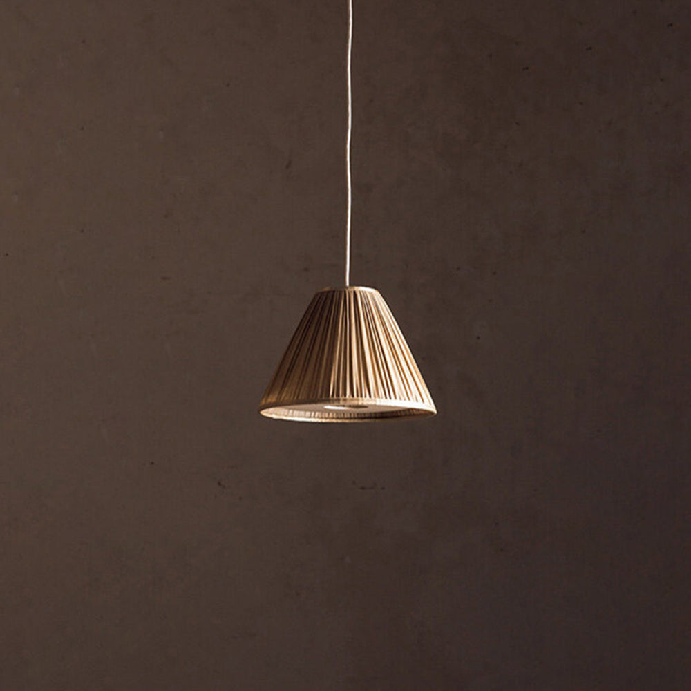 Ritta veckad pendellampa i wabi-sabi-stil, metall/tyg, vardagsrum
