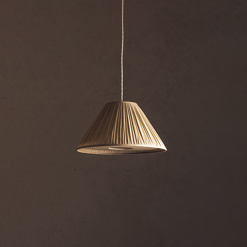 Ritta veckad pendellampa i wabi-sabi-stil, metall/tyg, vardagsrum