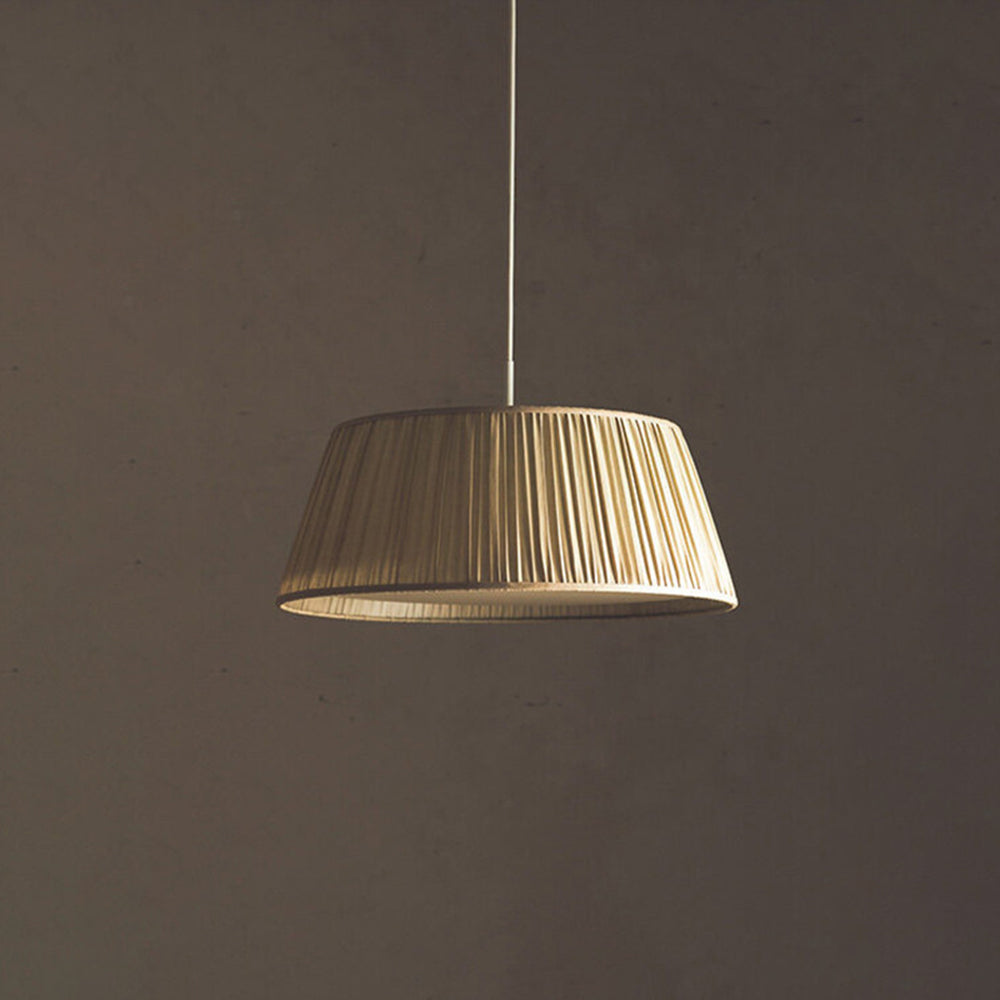 Ritta veckad pendellampa i wabi-sabi-stil, metall/tyg, vardagsrum