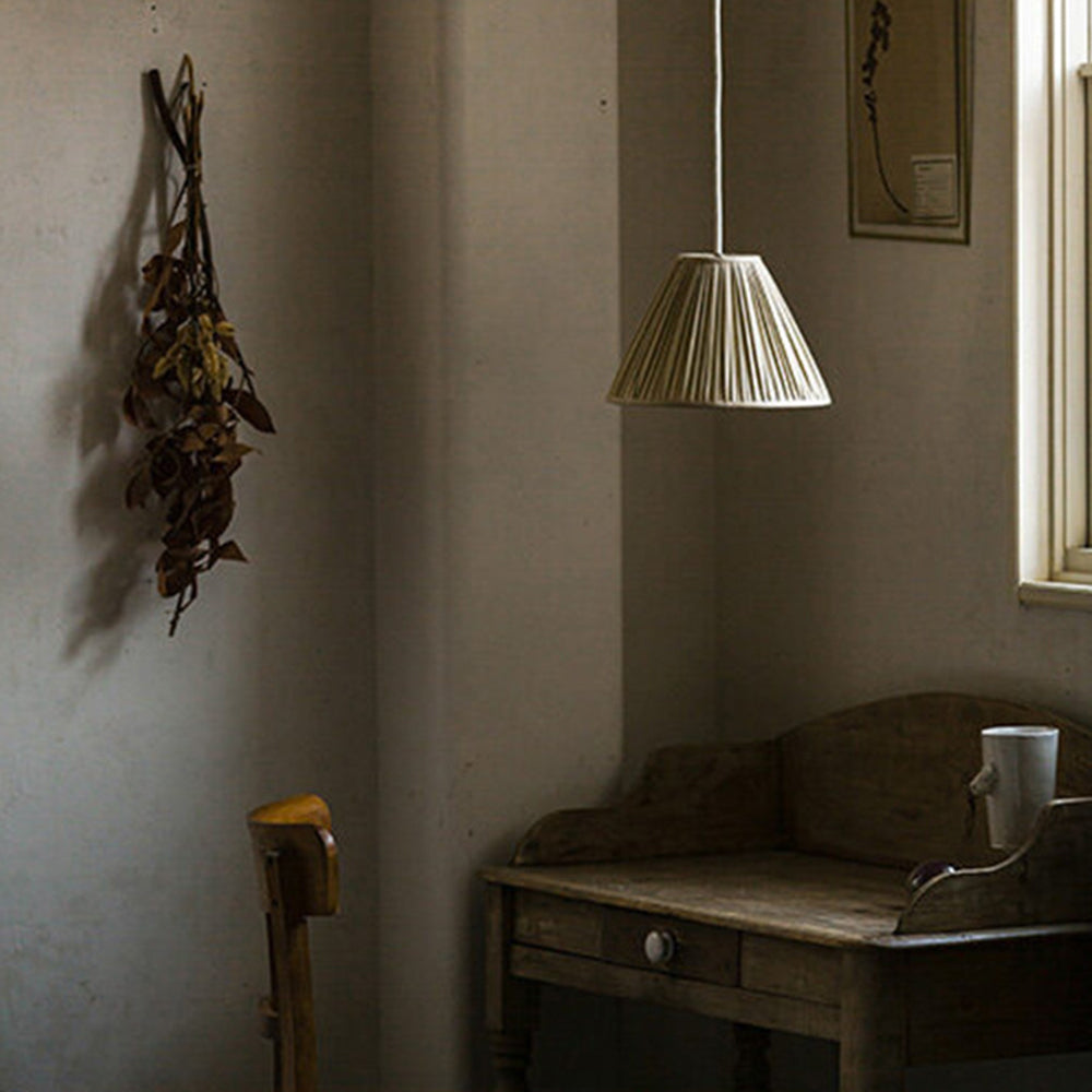 Ritta veckad pendellampa i wabi-sabi-stil, metall/tyg, vardagsrum