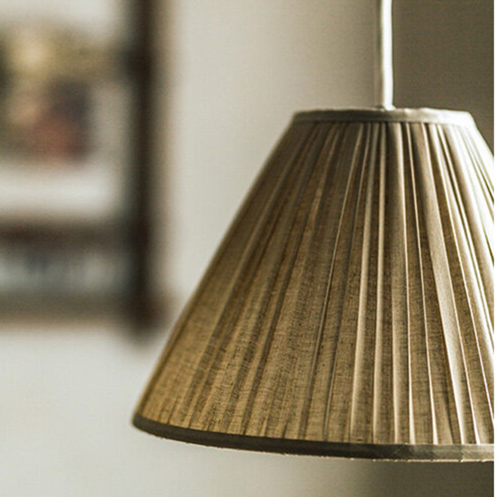 Ritta veckad pendellampa i wabi-sabi-stil, metall/tyg, vardagsrum