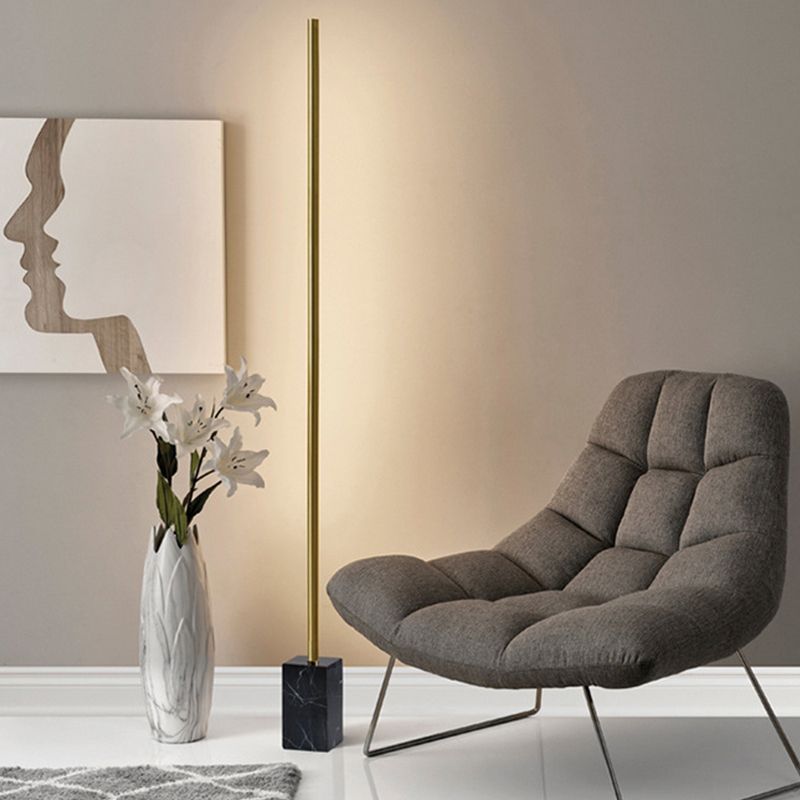 Edge minimalistisk lineær gulvlampe, sort/guld, metal/marmor