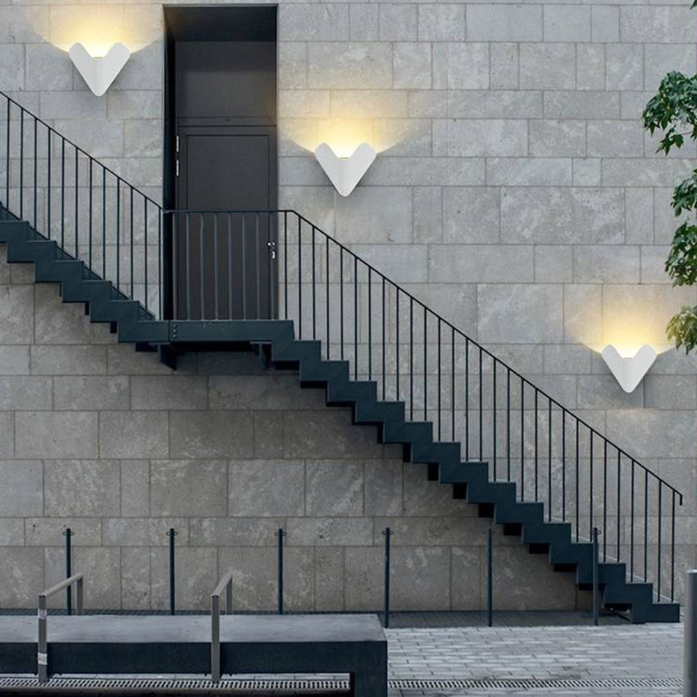 Ray minimalistinen kolmionmuotoinen metallinen ulkoseinävalaisin, musta/valkoinen
