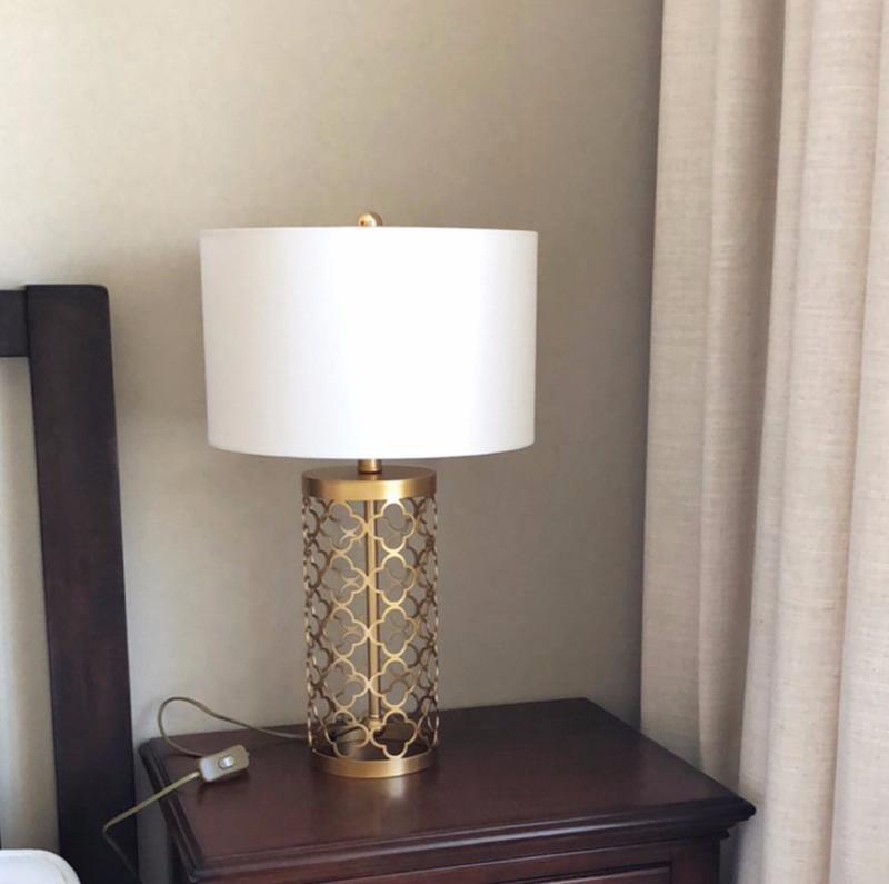 Selisise moderne bordlampe