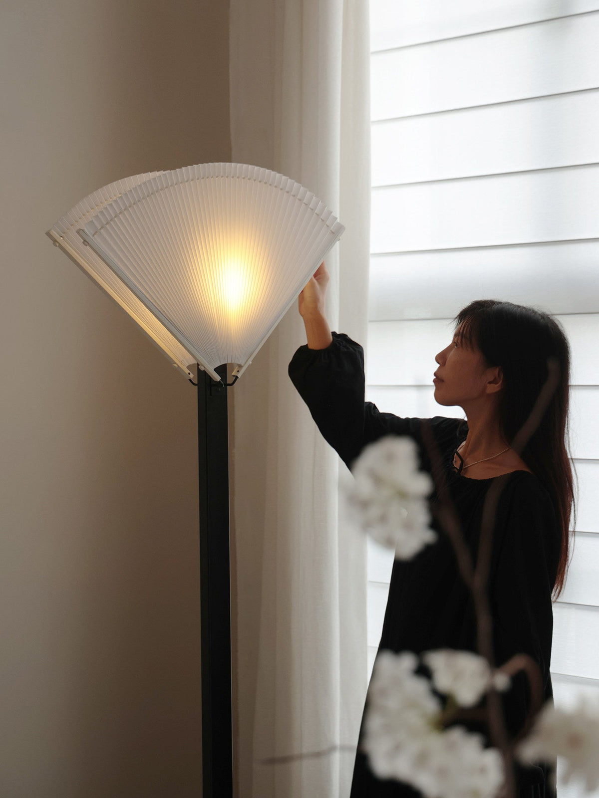 Plisserad golvlampa i solfjäderform