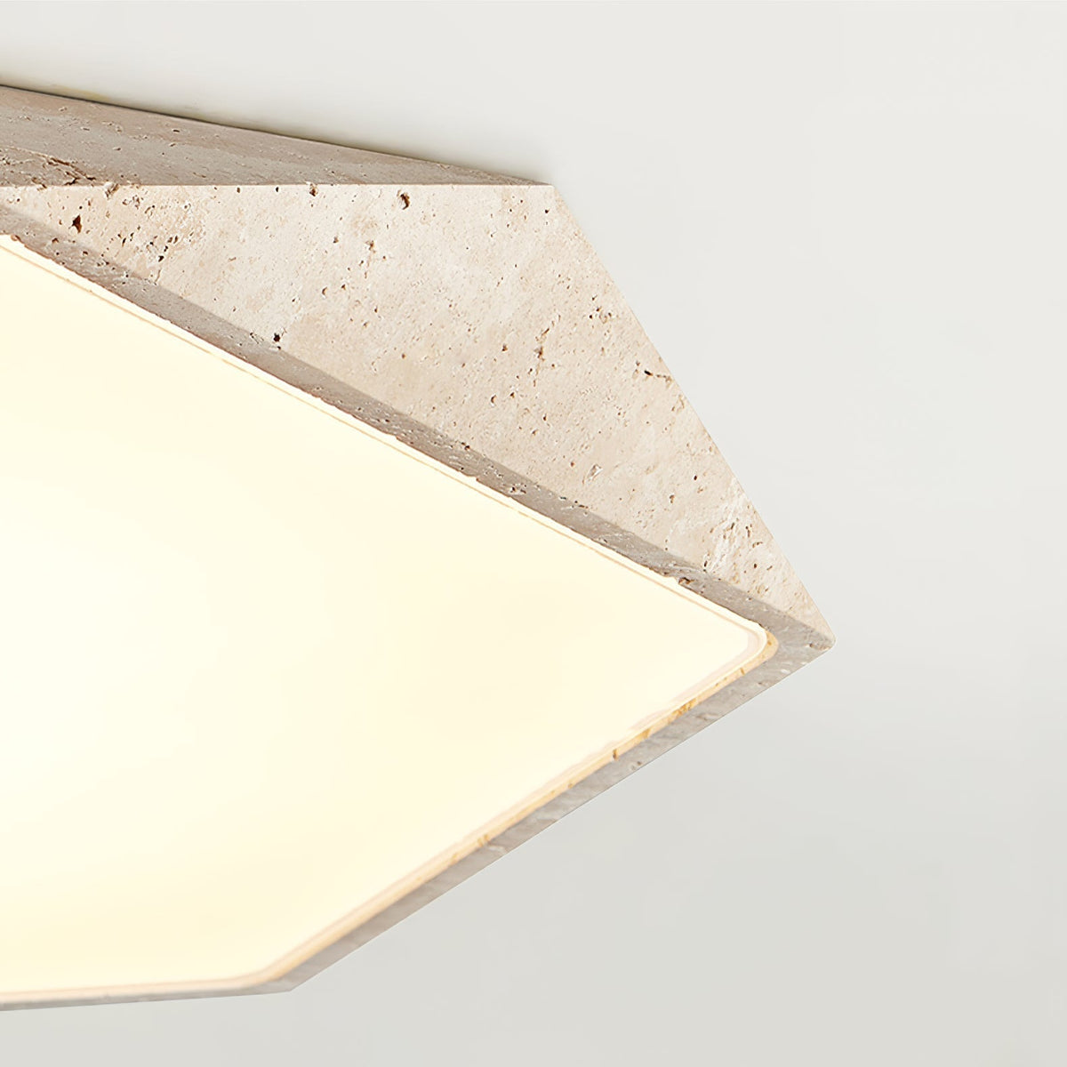 Sekskantet loftslampe i travertin