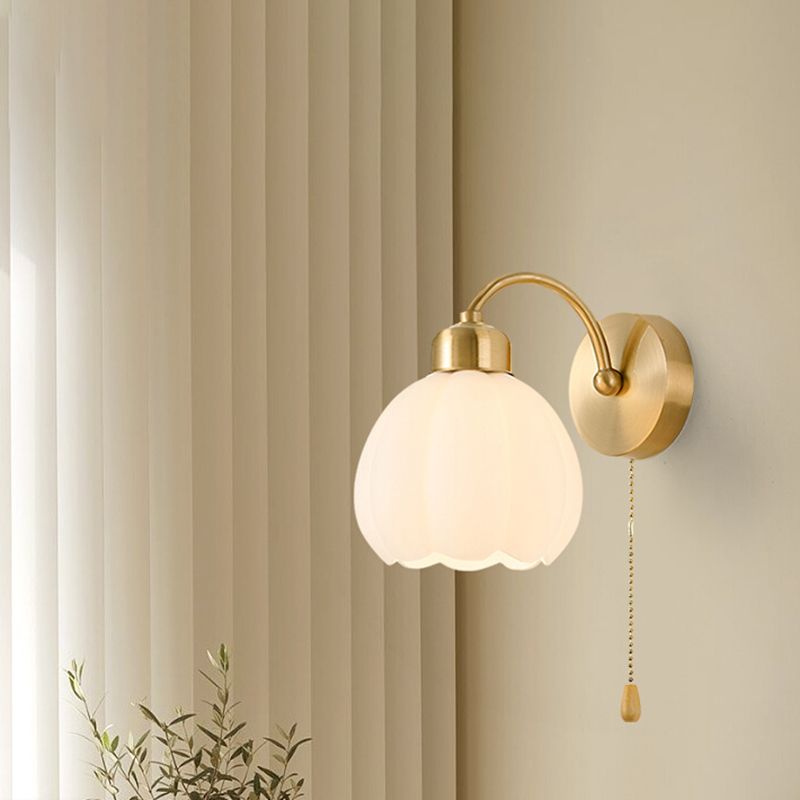 Valentina nordisk blommig vägglampa av glas och metall, guld/elfenben