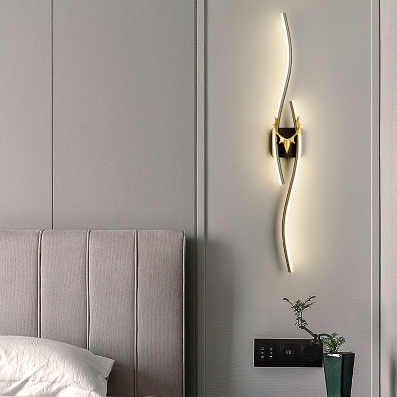 Arisha-moderni lineaarinen metallinen LED-peilivalaisin, musta/kulta