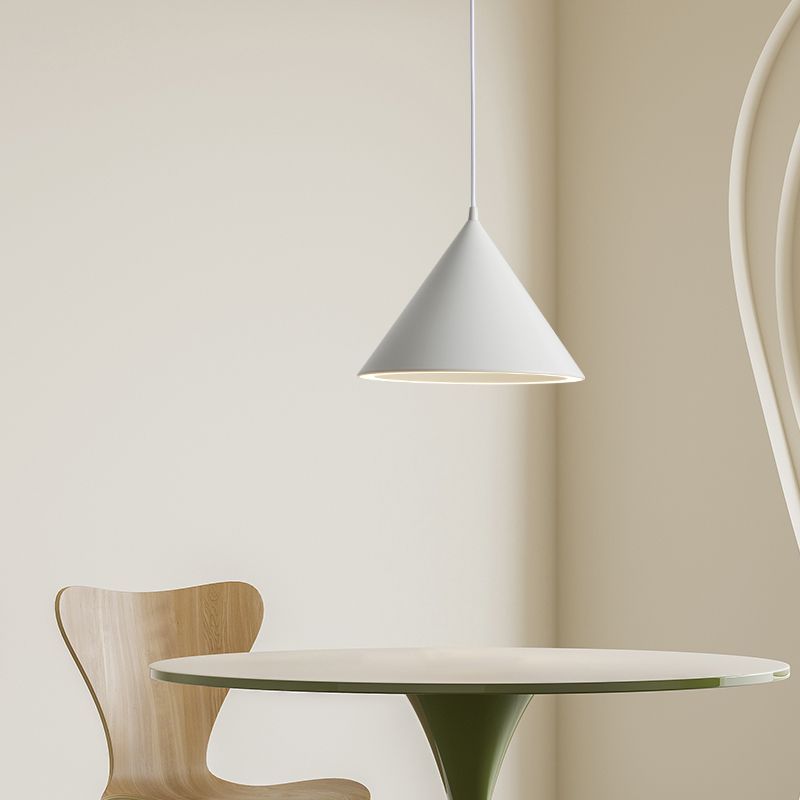 Candeeiro suspenso LED Aria, colorido e em forma de funil