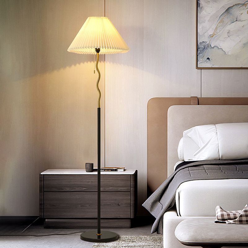 Ozawa vintage retro geometrisk gulvlampe med plisseret metalskærm i stof, sort