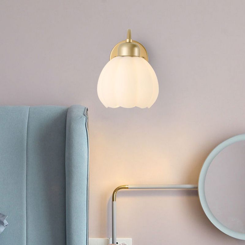 Valentina nordisk blommig vägglampa av glas och metall, guld/elfenben