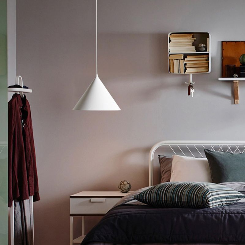 Candeeiro suspenso LED Aria, colorido e em forma de funil