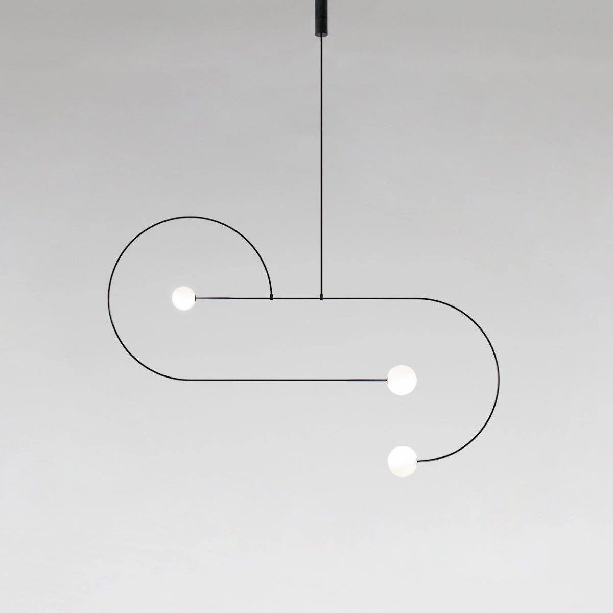 Candelabro Viraiseon móvel, preto e minimalista