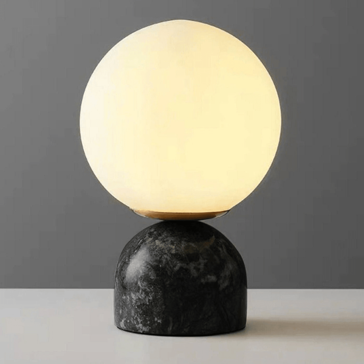 Caelum skandinavisk bordlampe i marmor