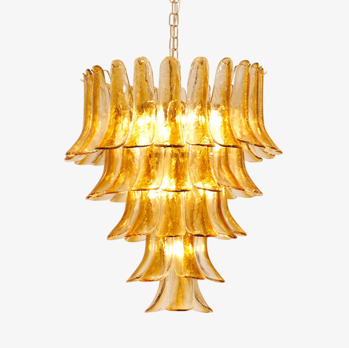 Liorisissa lysekrone i ravfarvet Murano-glas med liljer i lag og dekorativt midterstykke