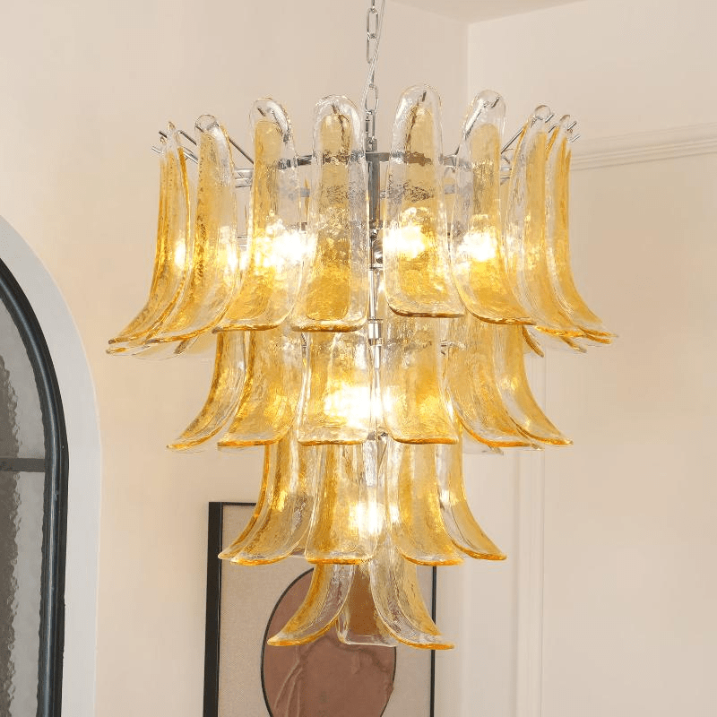 Liorisissa lysekrone i ravfarvet Murano-glas med liljer i lag og dekorativt midterstykke