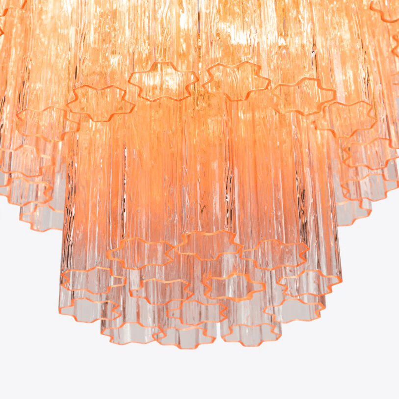 Eiraora lysekrone i lyserødt prismatisk glas, lagdelt og elegant