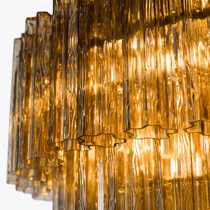 Eiraora lysekrone i lyserødt prismatisk glas, lagdelt og elegant