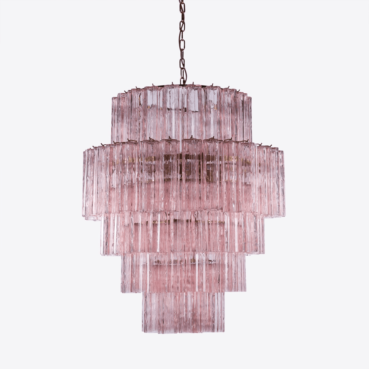 Eiraora lysekrone i lyserødt prismatisk glas, lagdelt og elegant