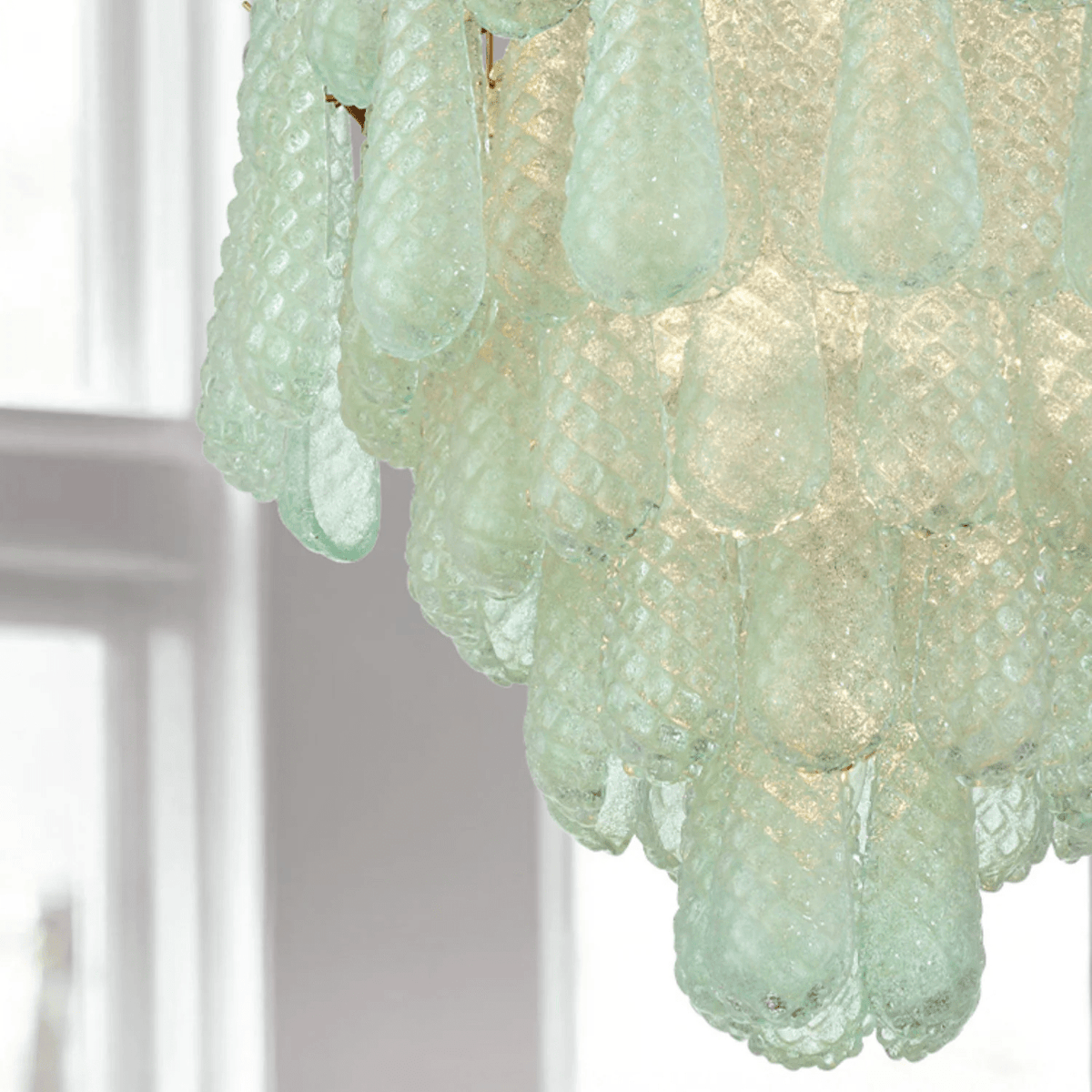 Velorian Lysekrone med dråbeformet tekstureret glas elegant