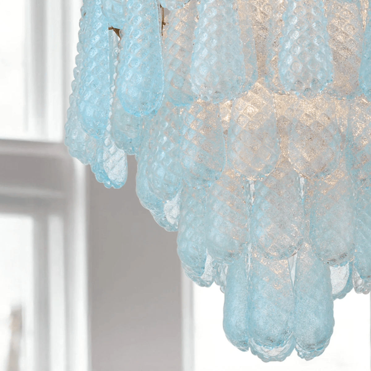 Velorian Lysekrone med dråbeformet tekstureret glas elegant