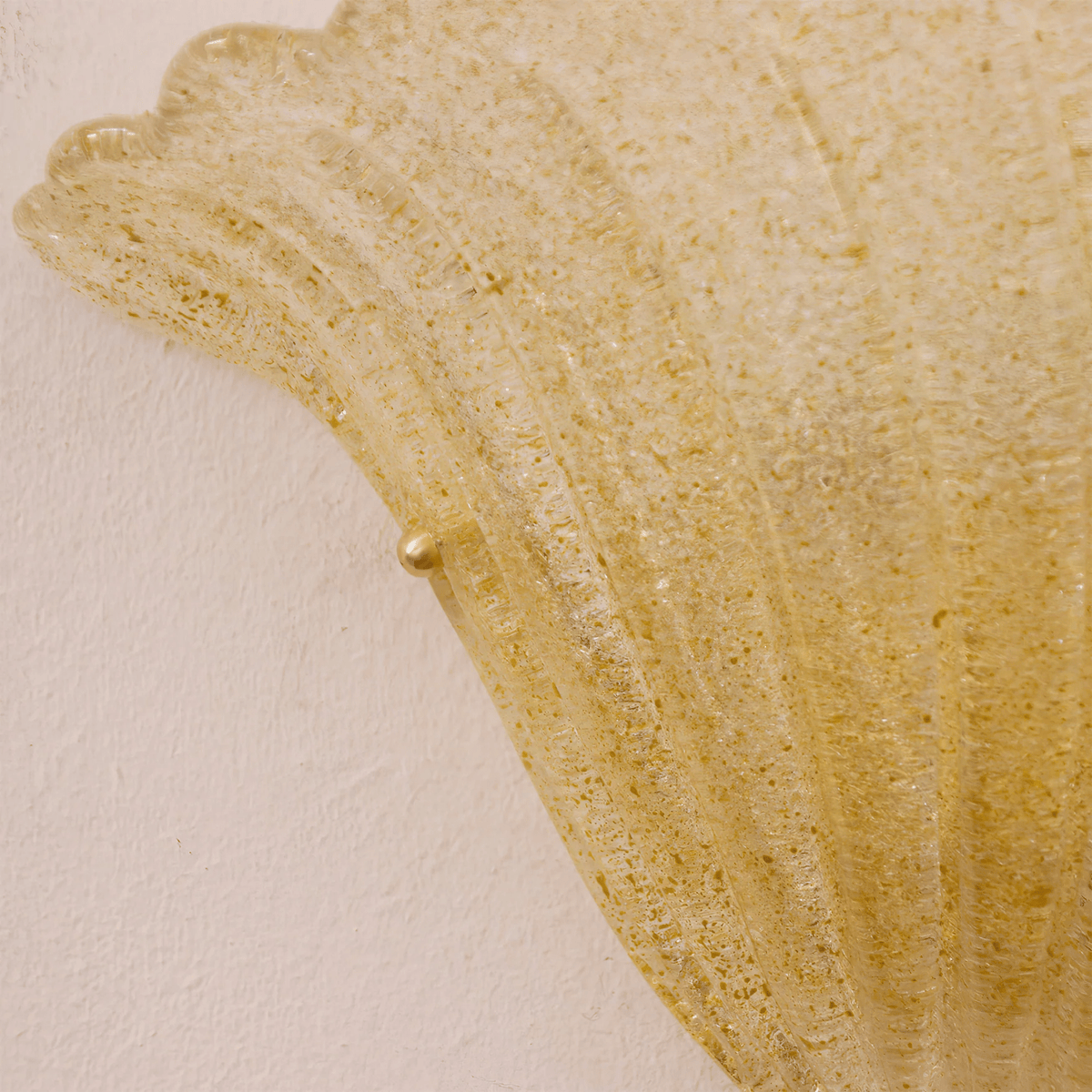 Celoeria elegant vägglampa i texturerat glas med vågig kant