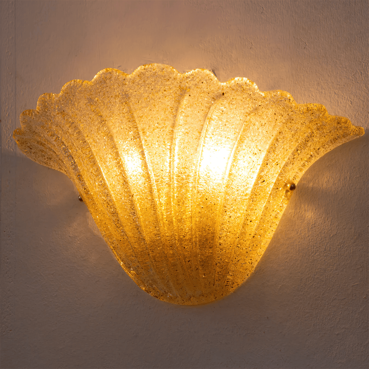 Celoeria elegant vägglampa i texturerat glas med vågig kant