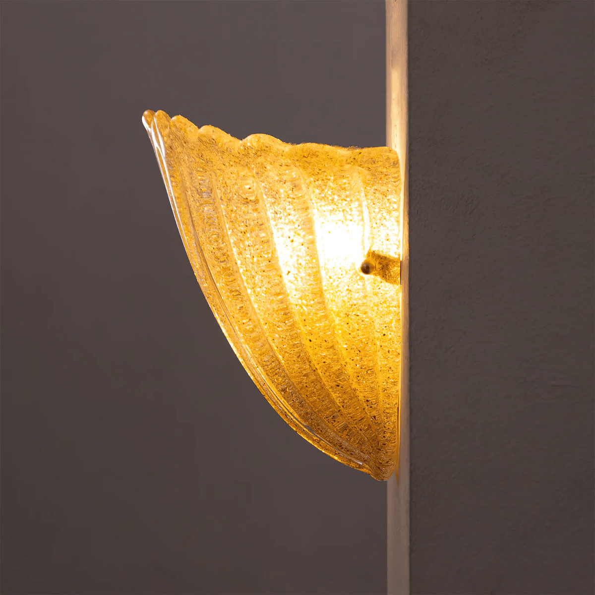 Celoeria elegant vägglampa i texturerat glas med vågig kant