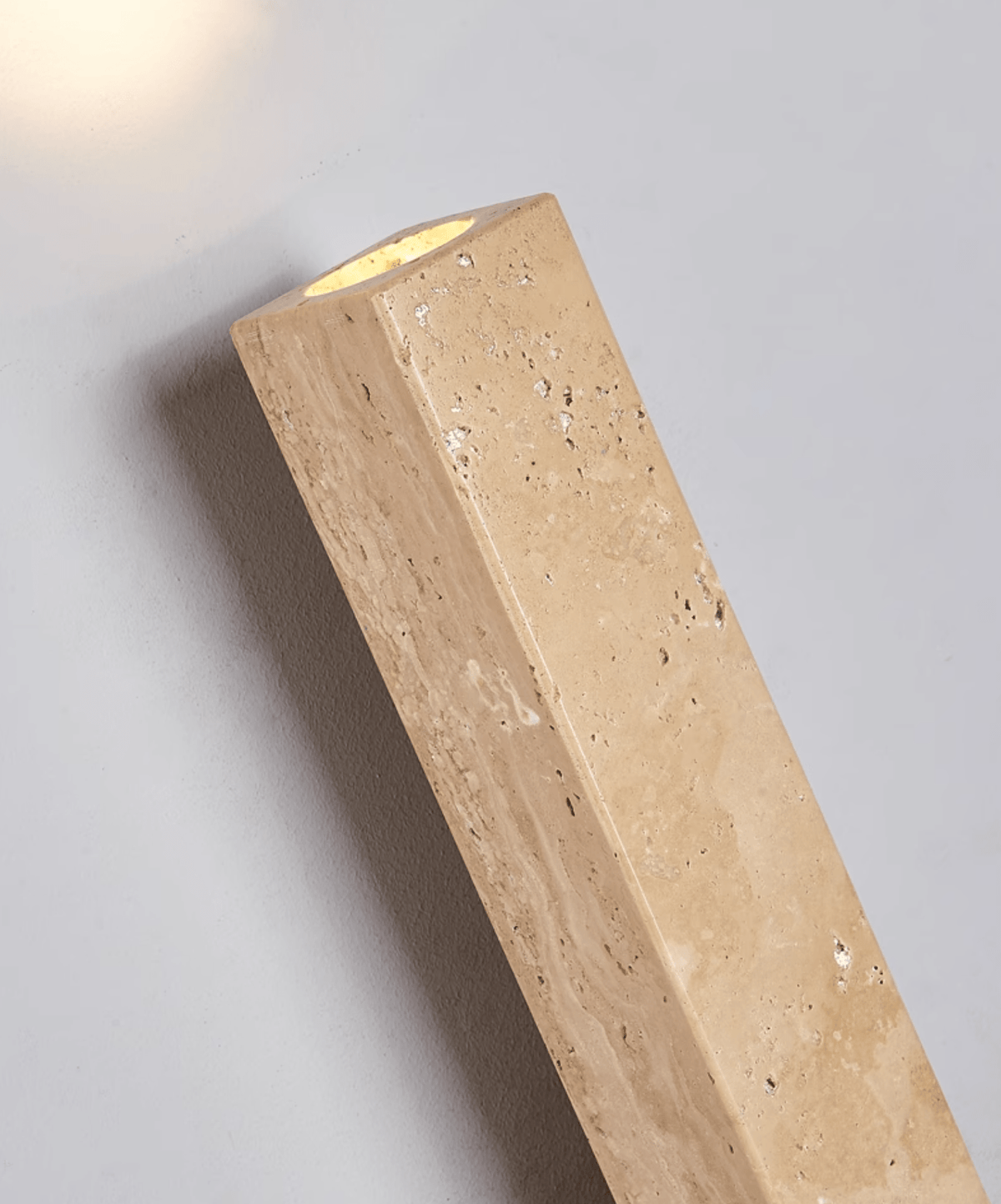 Noriira minimalistisk vägglampa i travertin