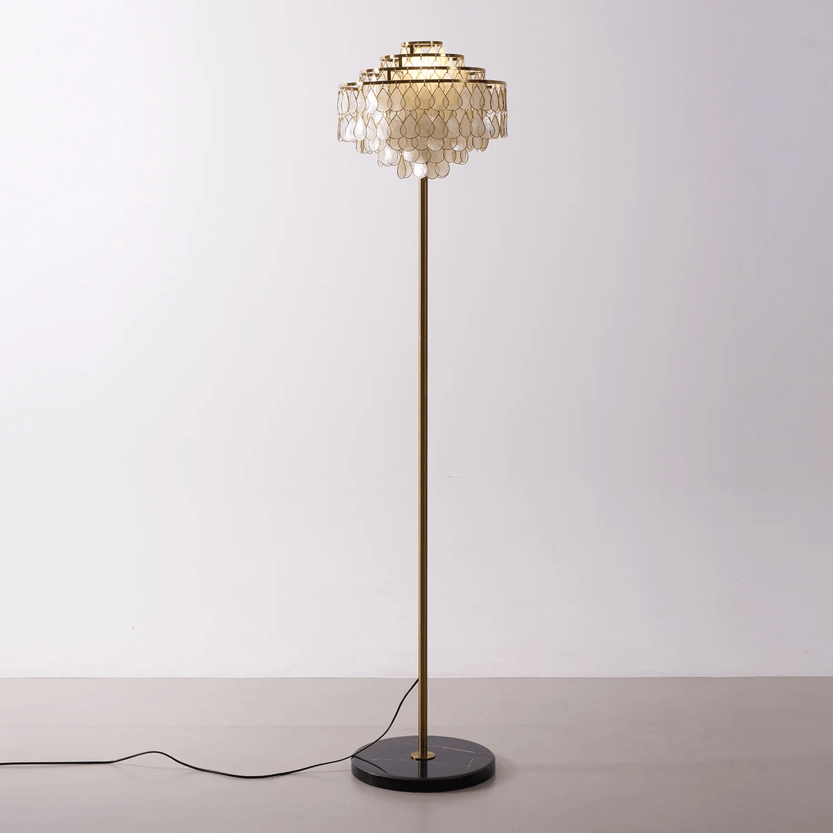 Luksus-gulvlampe med skal Emily