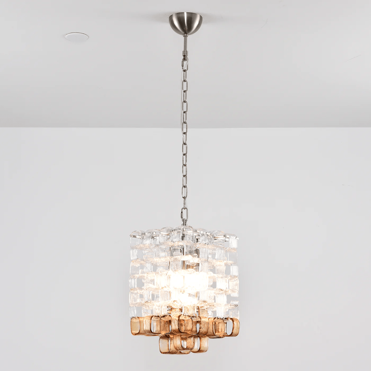 Orielis lysekrone i Murano-glas med sammenflettet geometrisk design