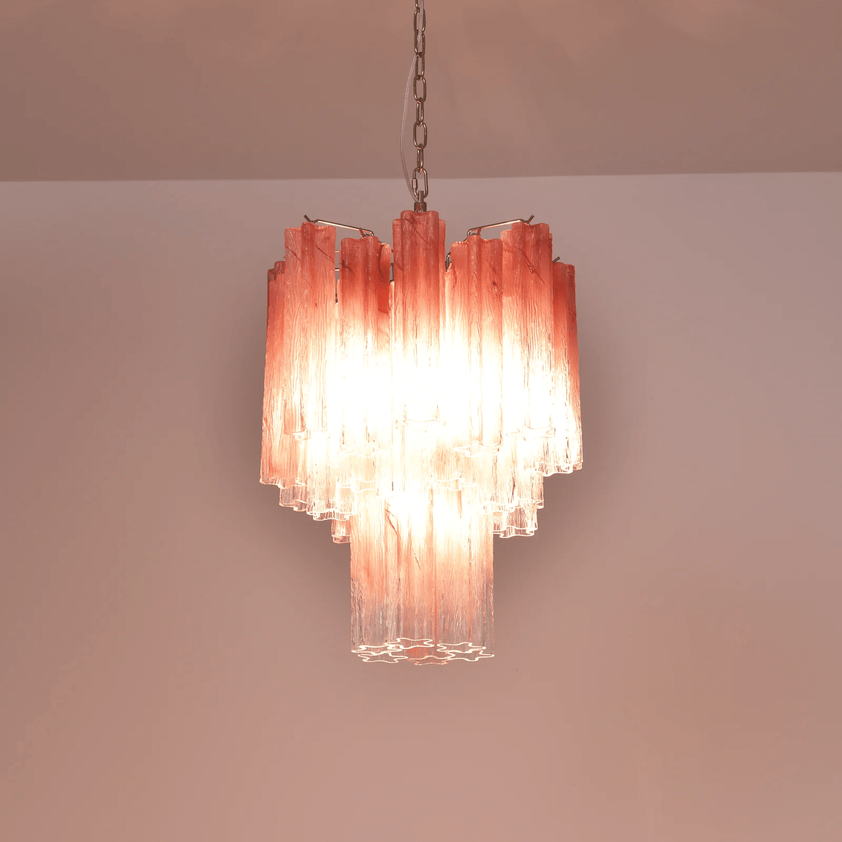 Veluora lysekrone i Murano-glas med rosa gradient og flere niveauer