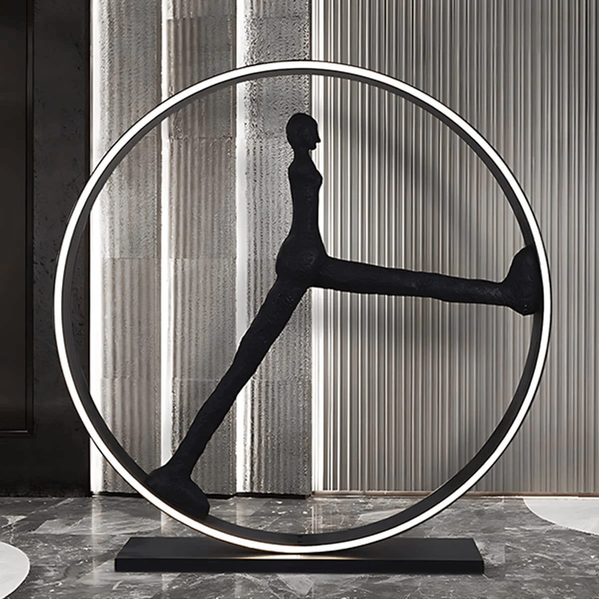 Candeeiro de pé interior com escultura Cyra