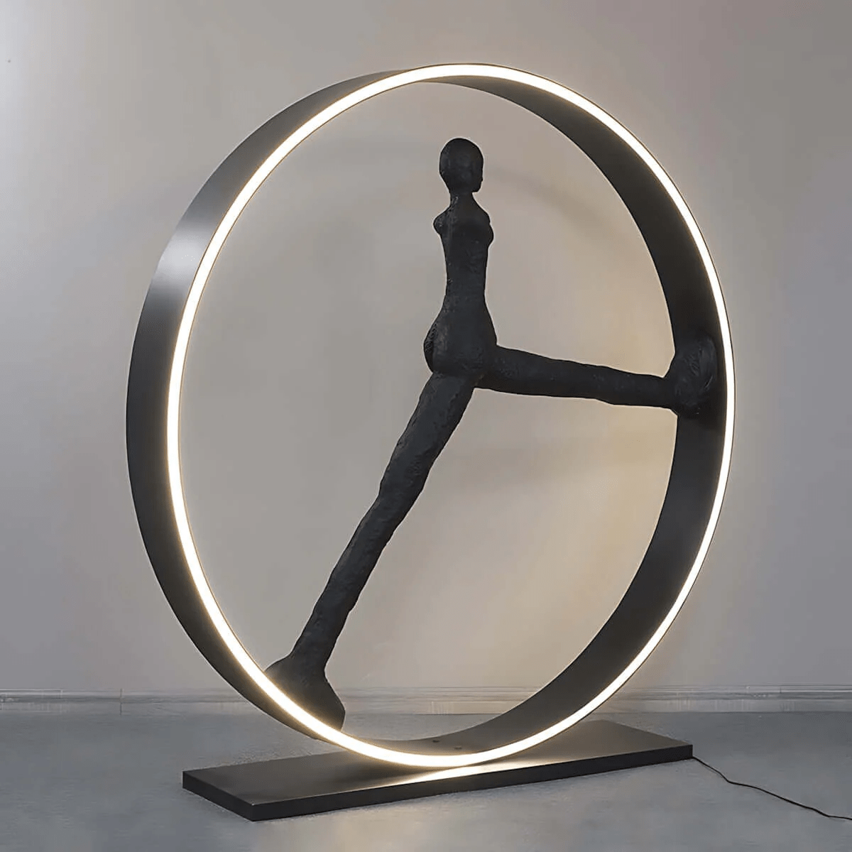 Candeeiro de pé interior com escultura Cyra