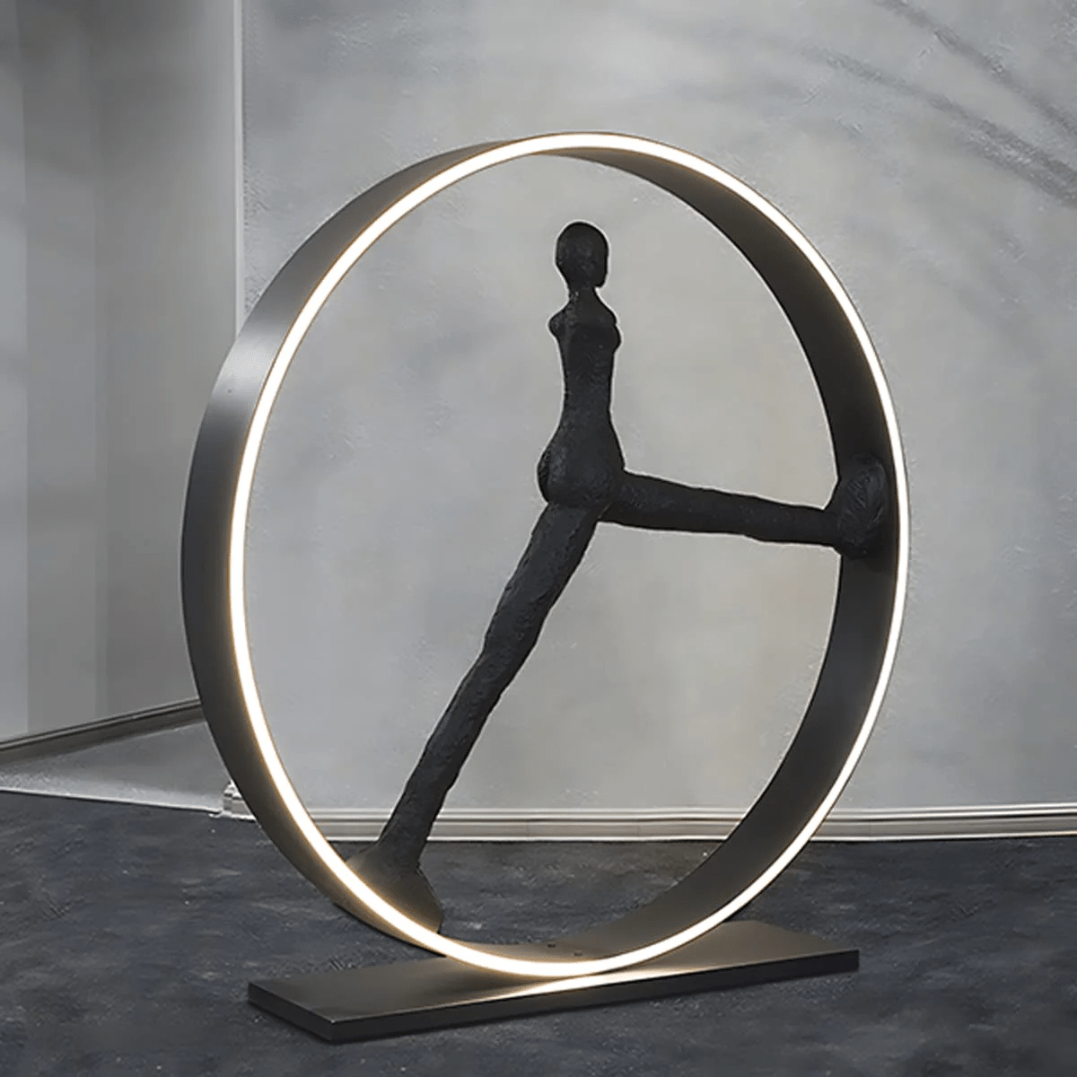 Candeeiro de pé interior com escultura Cyra