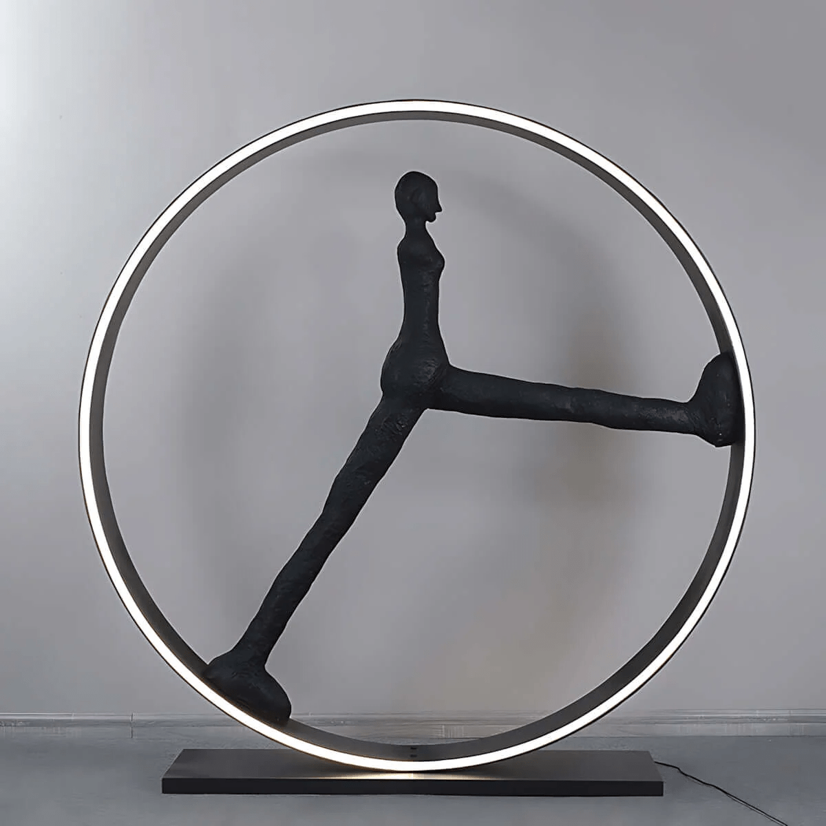 Candeeiro de pé interior com escultura Cyra