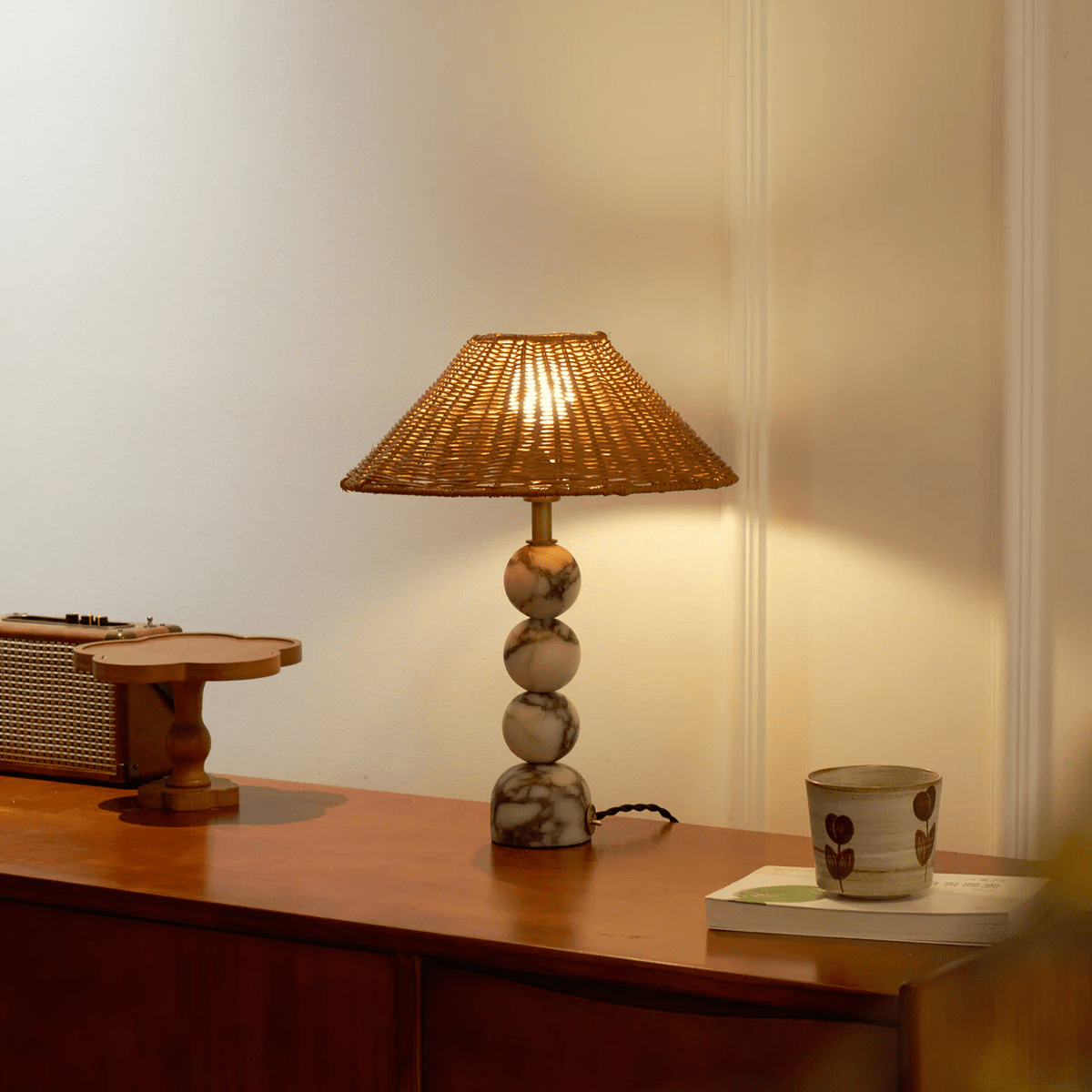 Candeeiro de mesa Canarora em mármore orbicular e rattan