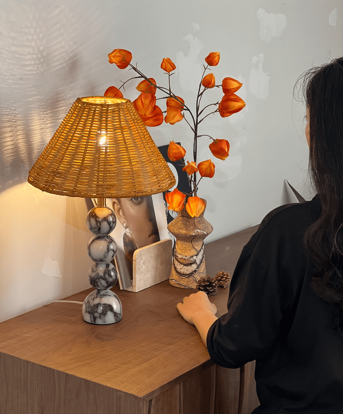Candeeiro de mesa Canarora em mármore orbicular e rattan