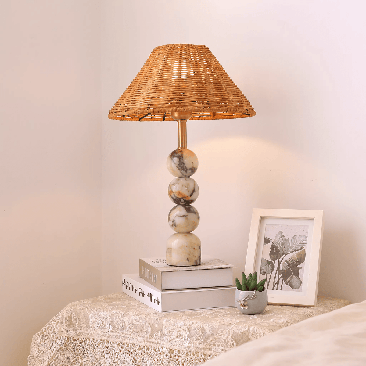 Candeeiro de mesa Canarora em mármore orbicular e rattan