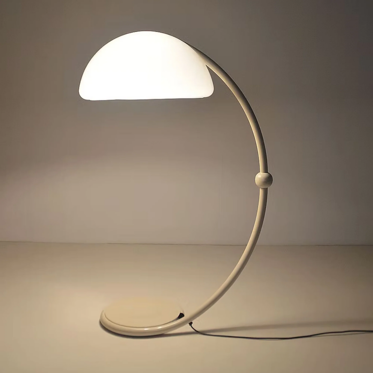 Valmere bågformad golvlampa med kupol