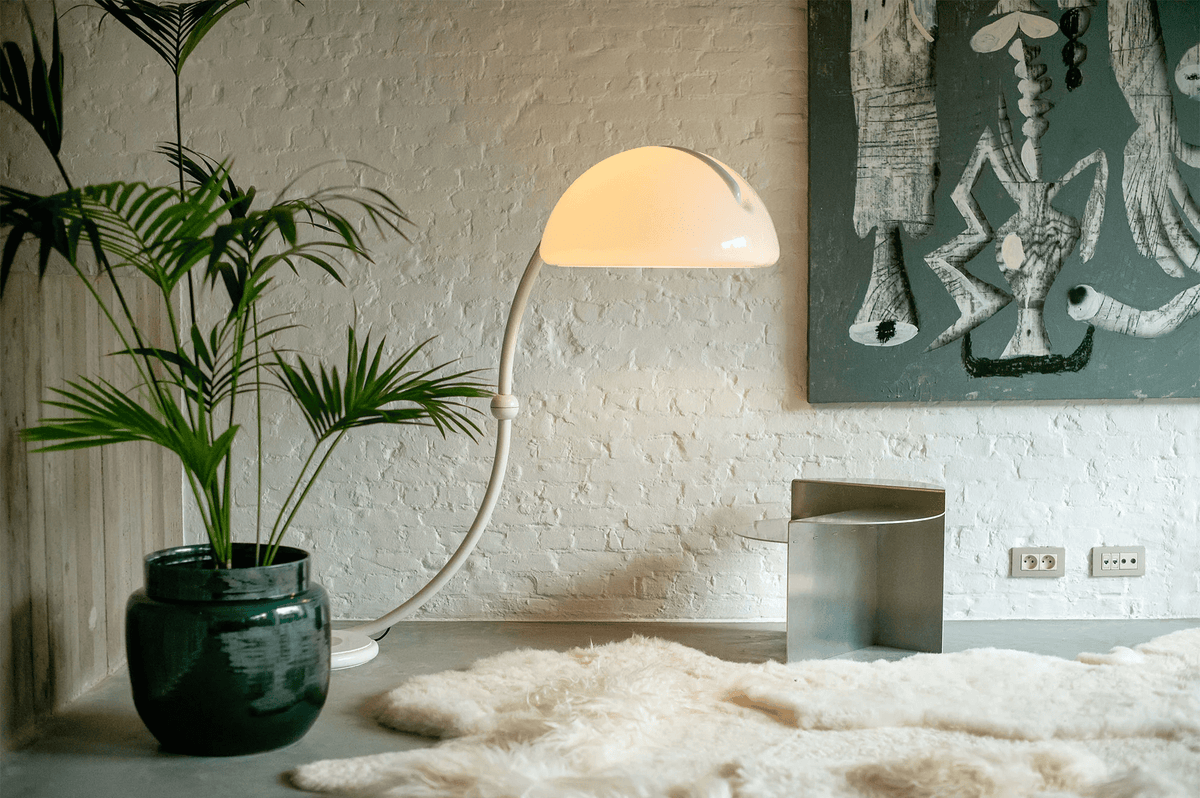 Valmere bågformad golvlampa med kupol