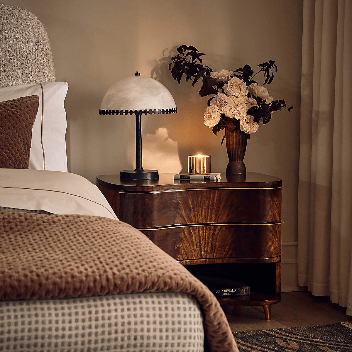 Nuxs elegant bordslampa med alabasterkupol