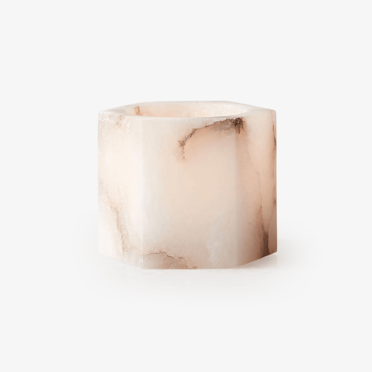 Qesta kubisk ljushållare i naturlig alabaster för sängbord och modern interiör