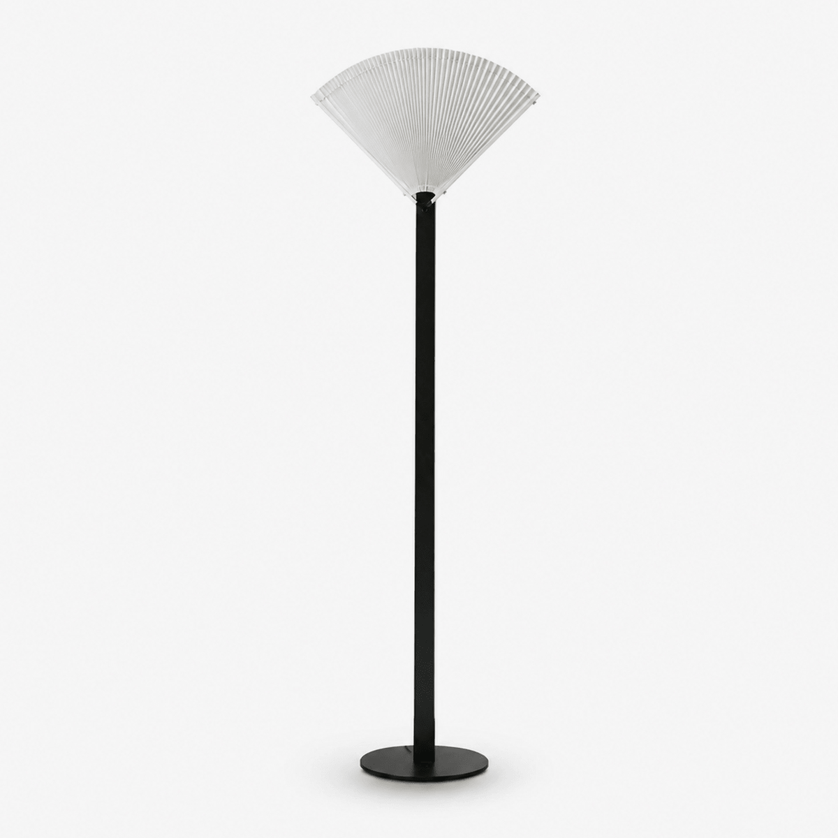 Plisserad golvlampa i solfjäderform