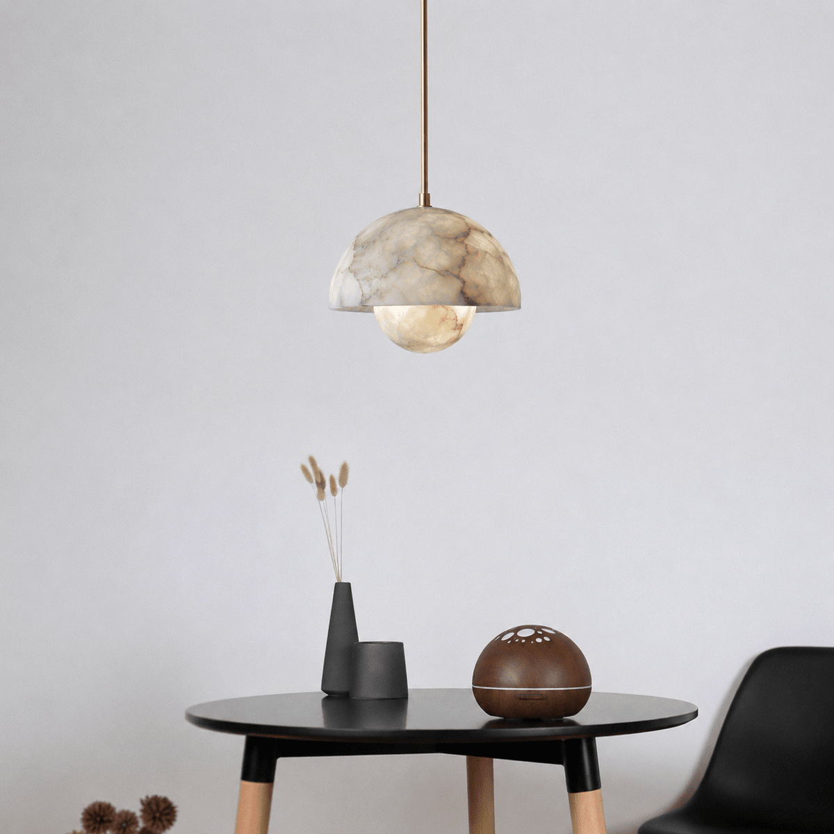 Taklampa med alabasterknopp, kupol och mässing