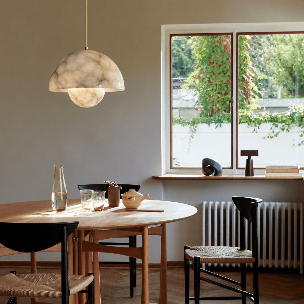 Taklampa med alabasterknopp, kupol och mässing